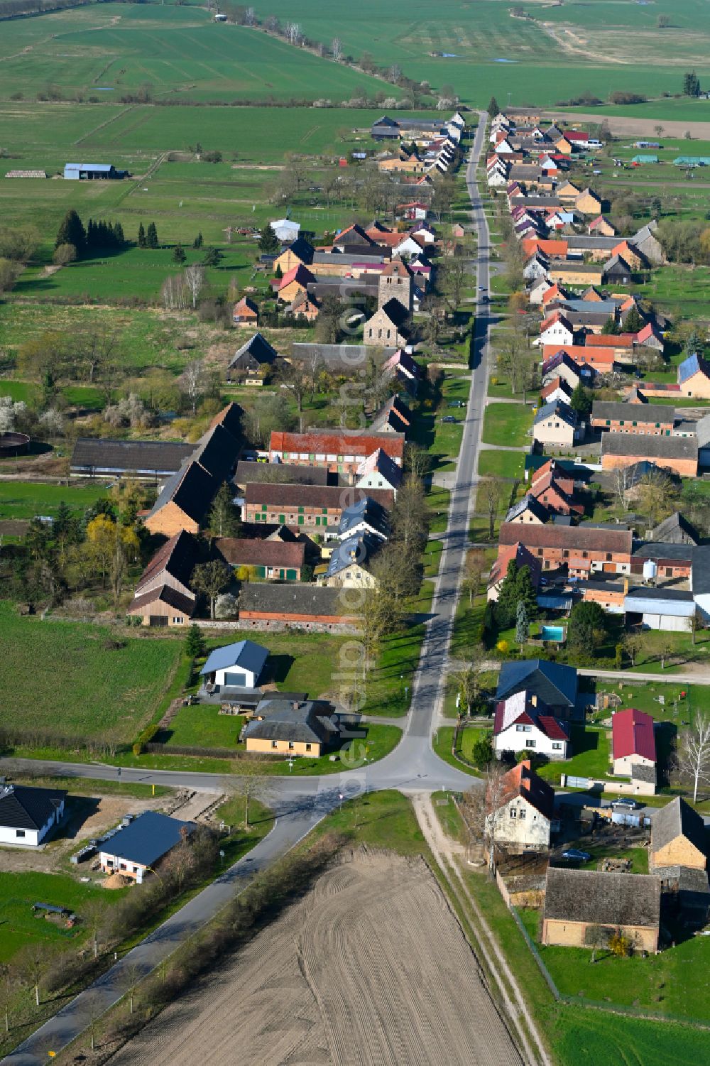 Rönnebeck from above - Agricultural land and field boundaries surround the settlement area of the village on street Roennebecker Strasse in Roennebeck in the state Brandenburg, Germany