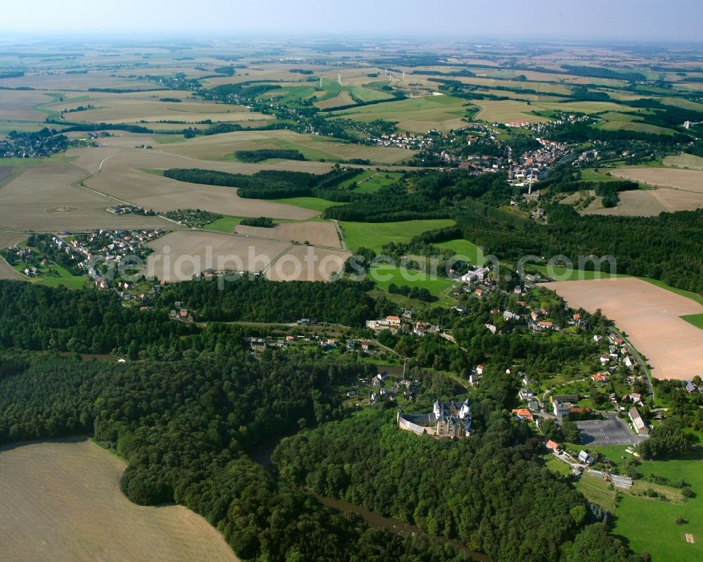 Aerial photograph Rochsburg - Agricultural land and field boundaries surround the settlement area of the village in Rochsburg in the state Saxony, Germany