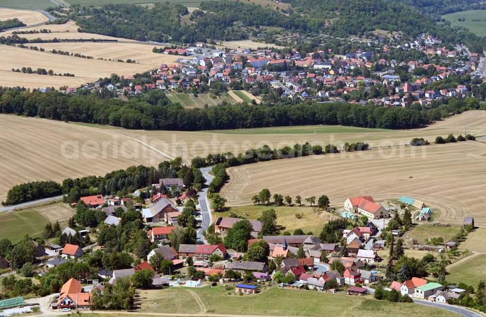 Rodameuchel from the bird's eye view: Agricultural land and field boundaries surround the settlement area of the village in Rodameuchel in the state Thuringia, Germany