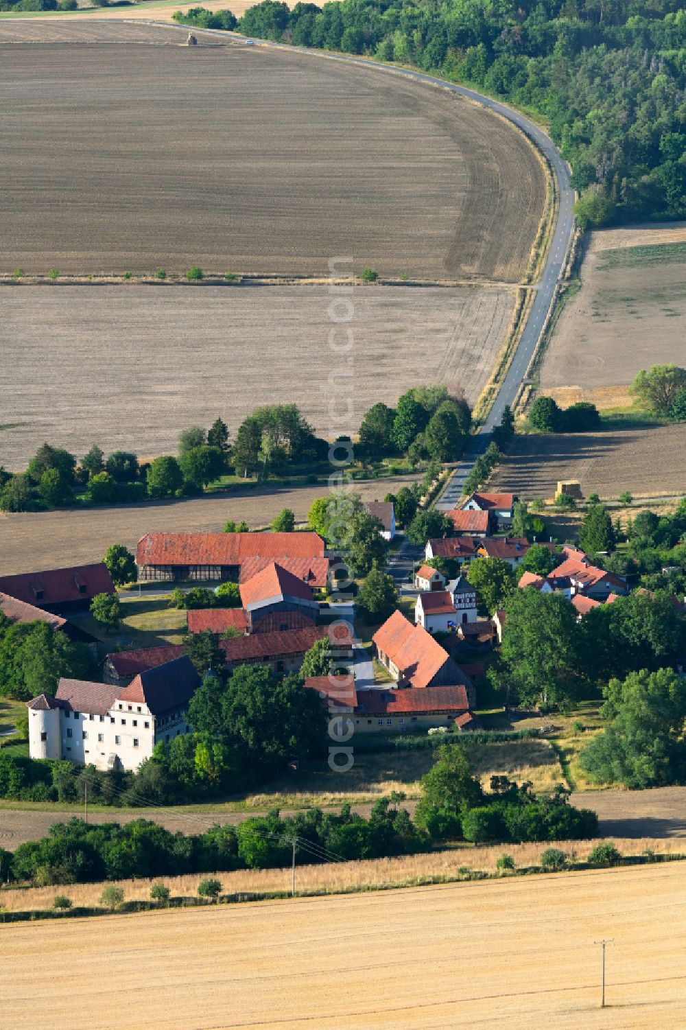 Aerial photograph Roßrieth - Agricultural land and field boundaries surround the settlement area of the village in Roßrieth in the state Bavaria, Germany