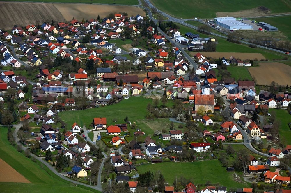 Aerial photograph Rugendorf - Agricultural land and field boundaries surround the settlement area of the village in Rugendorf in the state Bavaria, Germany