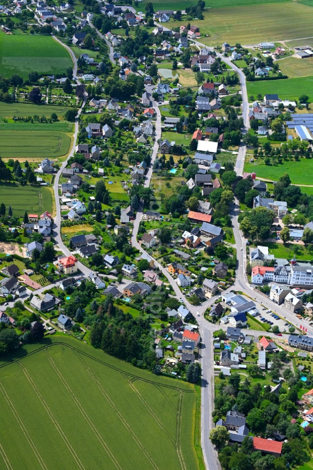 Rußdorf from the bird's eye view: Agricultural land and field boundaries surround the settlement area of the village in Russdorf in the state Saxony, Germany