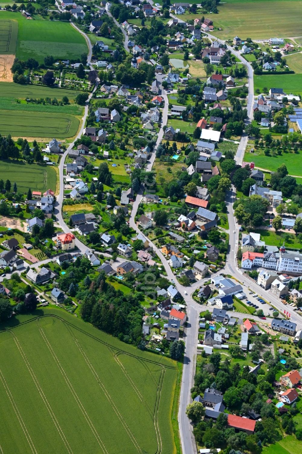 Aerial photograph Rußdorf - Agricultural land and field boundaries surround the settlement area of the village in Russdorf in the state Saxony, Germany