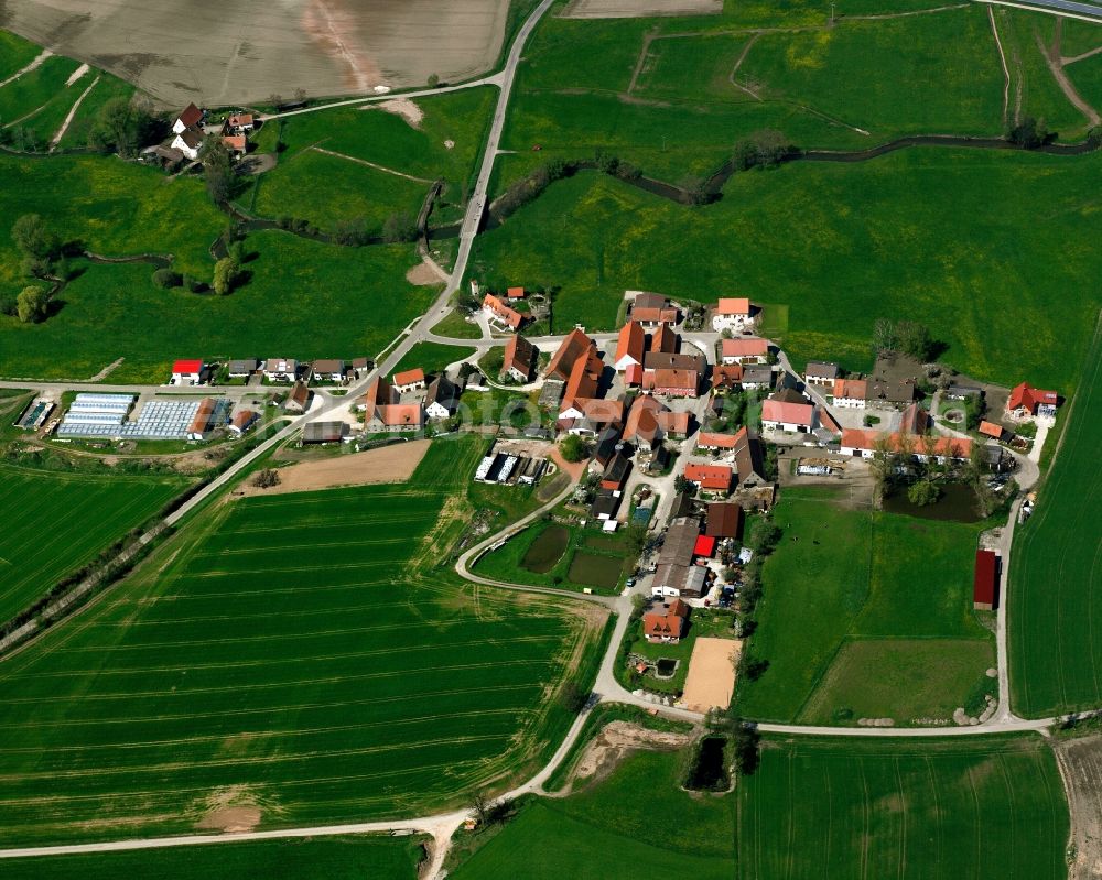 Aerial photograph Rutzendorf - Agricultural land and field boundaries surround the settlement area of the village in Rutzendorf in the state Bavaria, Germany