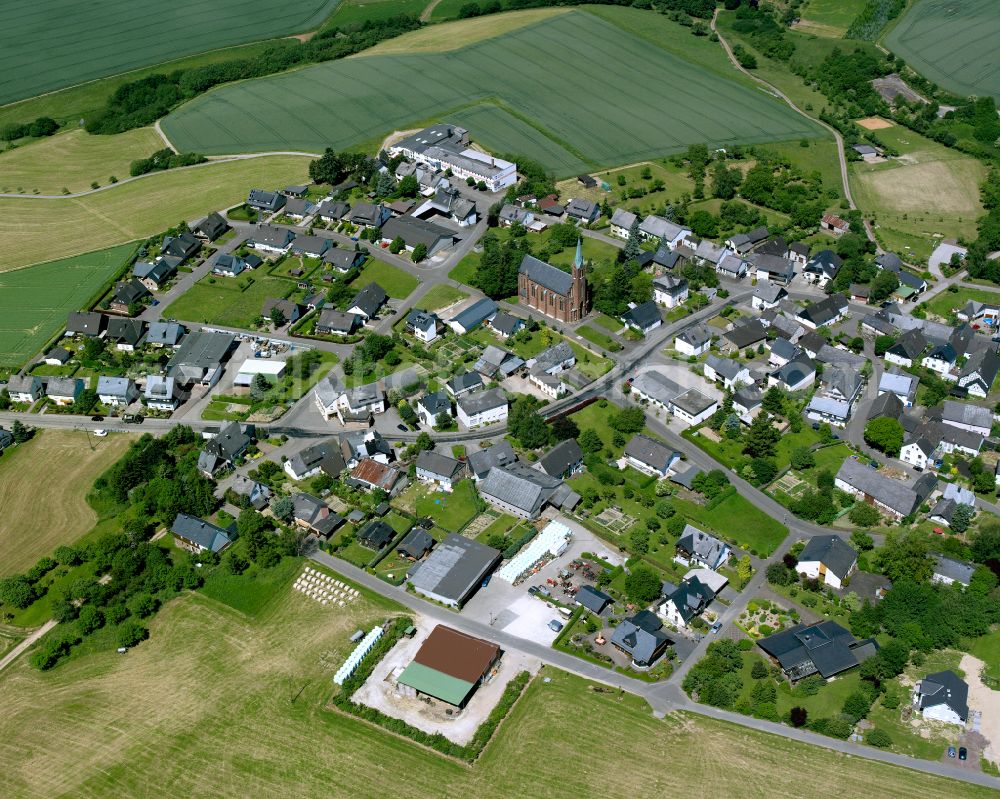 Aerial photograph Sabershausen - Agricultural land and field boundaries surround the settlement area of the village in Sabershausen in the state Rhineland-Palatinate, Germany