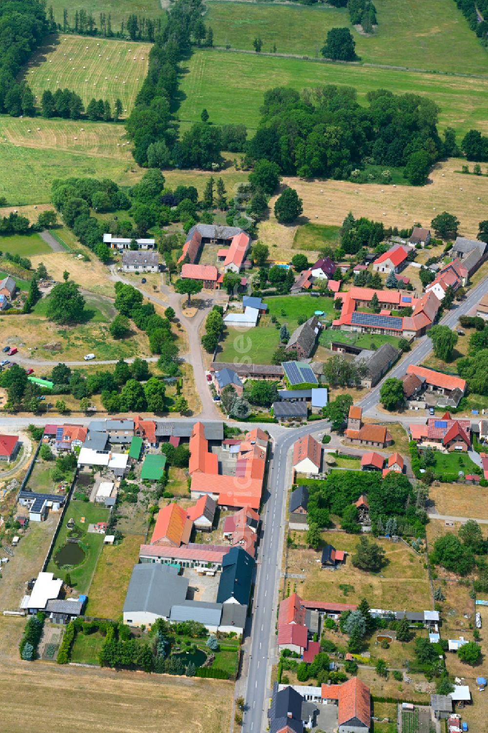 Sachau from the bird's eye view: Agricultural land and field boundaries surround the settlement area of the village in Sachau in the state Saxony-Anhalt, Germany