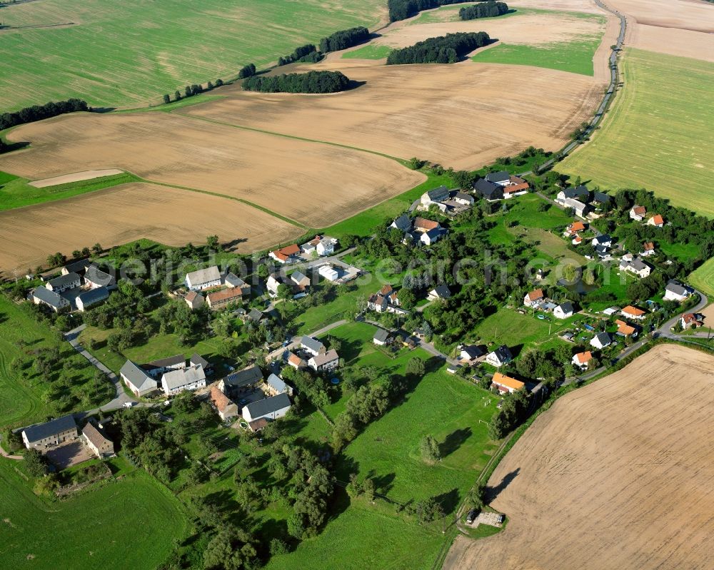 Aerial photograph Sachsendorf - Agricultural land and field boundaries surround the settlement area of the village in Sachsendorf in the state Saxony, Germany