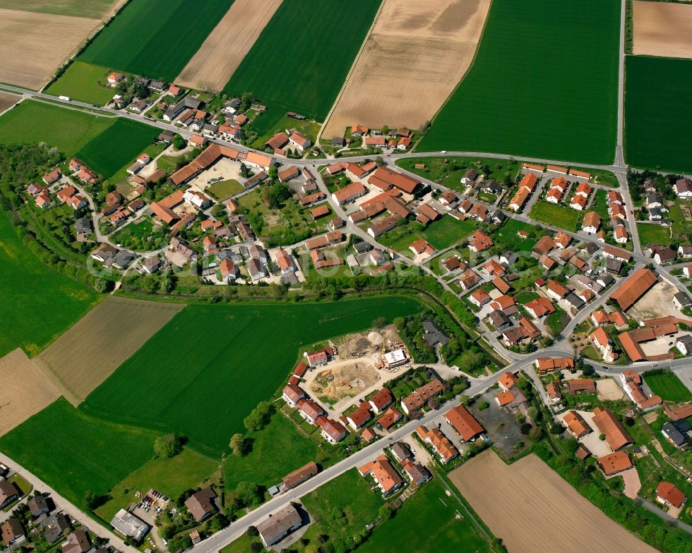 Aerial photograph Salching - Agricultural land and field boundaries surround the settlement area of the village in Salching in the state Bavaria, Germany