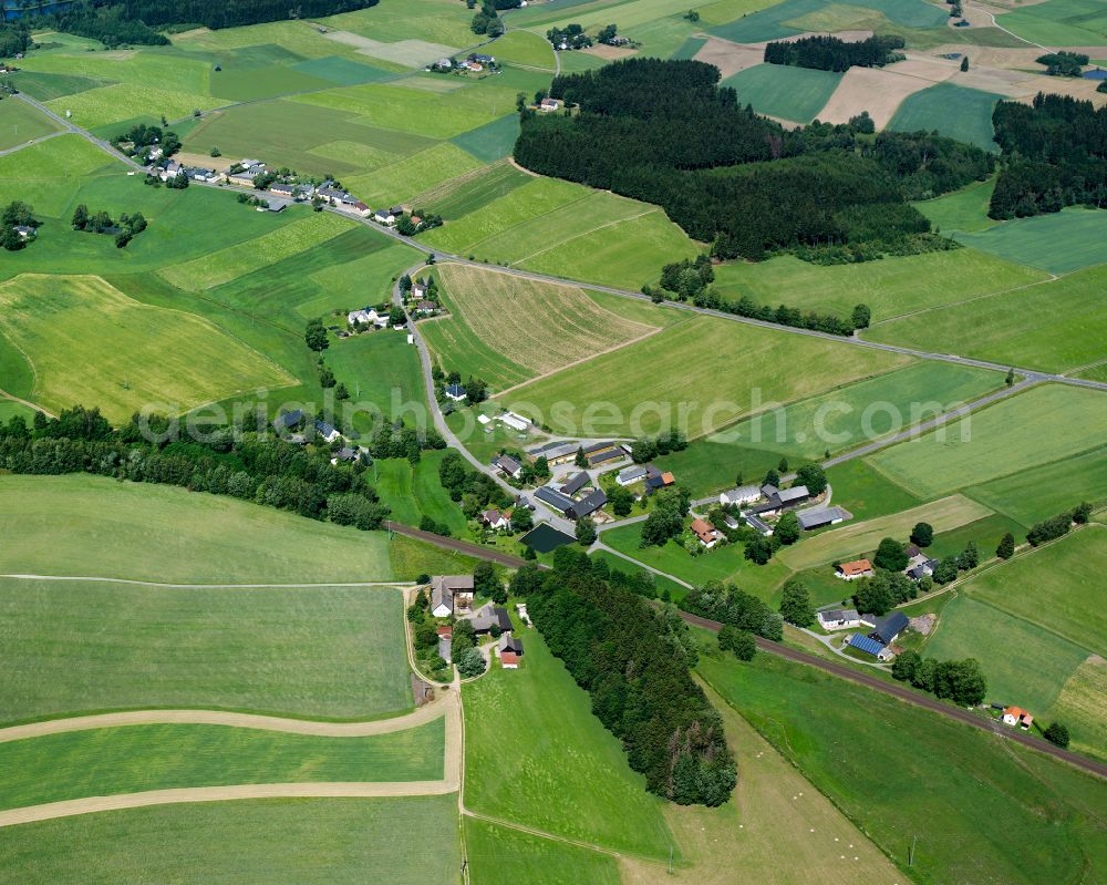 Aerial photograph Schödlas - Agricultural land and field boundaries surround the settlement area of the village in Schödlas in the state Bavaria, Germany
