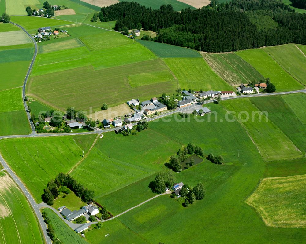 Aerial photograph Schödlas - Agricultural land and field boundaries surround the settlement area of the village in Schödlas in the state Bavaria, Germany