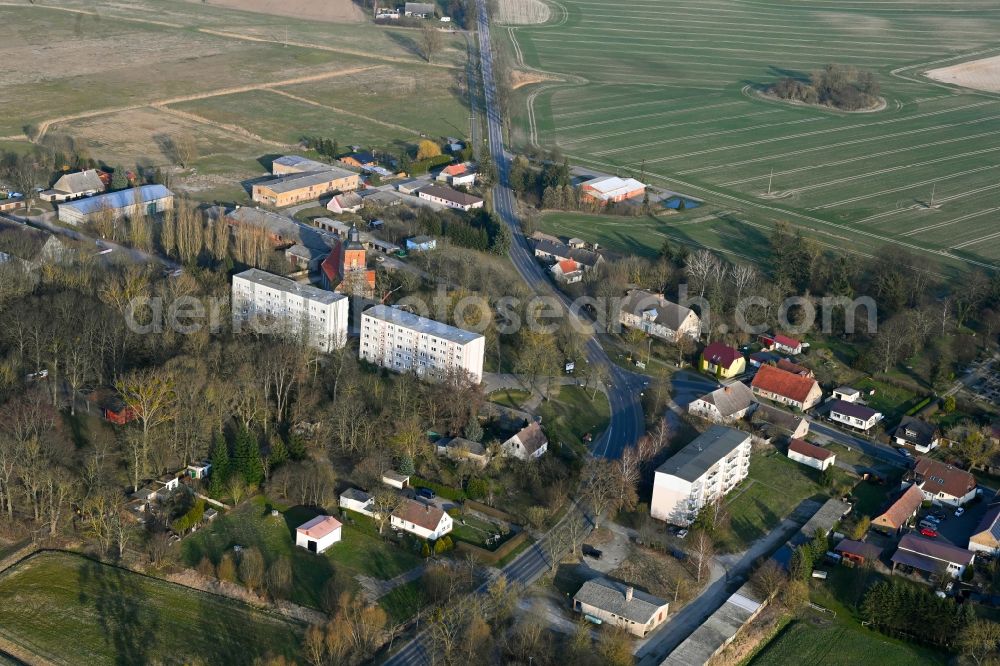 Schönermark from the bird's eye view: Agricultural land and field boundaries surround the settlement area of the village in Schönermark Uckermark in the state Brandenburg, Germany