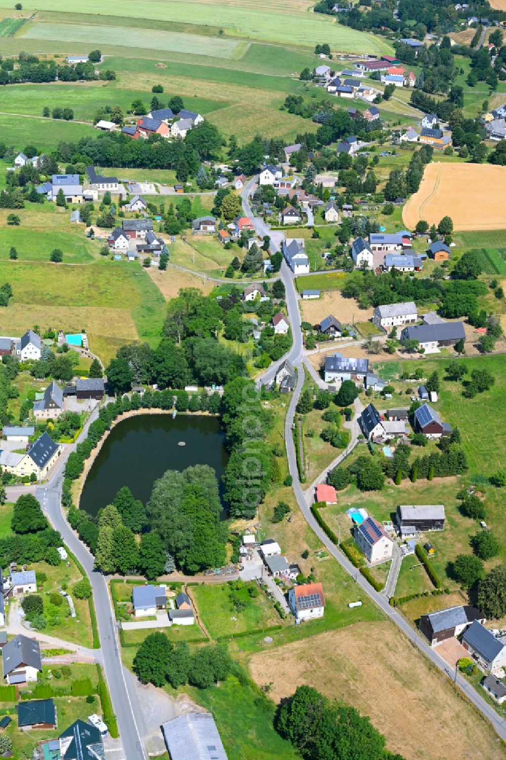 Schönerstadt from the bird's eye view: Agricultural land and field boundaries surround the settlement area of the village in Schönerstadt in the state Saxony, Germany