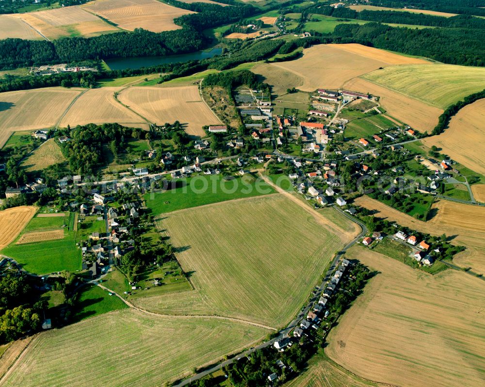 Aerial photograph Schönfeld - Agricultural land and field boundaries surround the settlement area of the village in Schönfeld in the state Thuringia, Germany