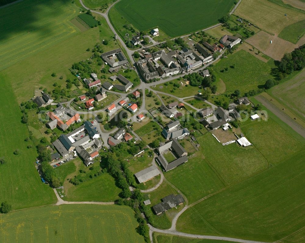 Aerial photograph Schüptitz - Agricultural land and field boundaries surround the settlement area of the village in Schüptitz in the state Thuringia, Germany