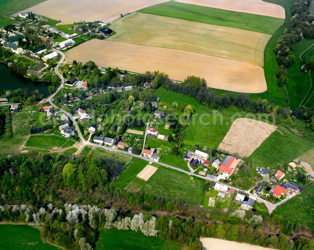 Aerial photograph Schweikershain - Agricultural land and field boundaries surround the settlement area of the village in Schweikershain in the state Saxony, Germany