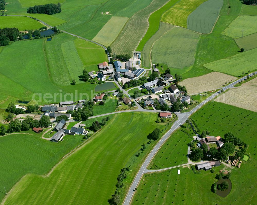 Aerial photograph Schweinsbach - Agricultural land and field boundaries surround the settlement area of the village in Schweinsbach in the state Bavaria, Germany