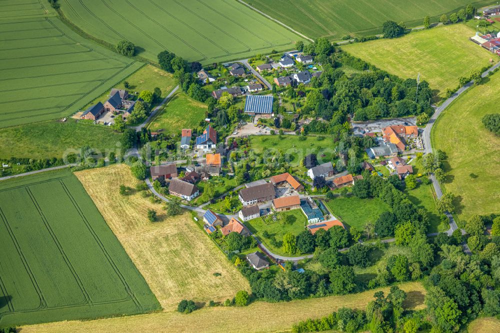 Süddinker from the bird's eye view: Agricultural land and field boundaries surround the settlement area of the village in Süddinker at Ruhrgebiet in the state North Rhine-Westphalia, Germany