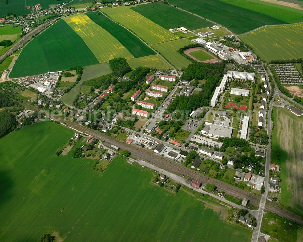 Aerial photograph Seelingstädt-Bahnhof - Agricultural land and field boundaries surround the settlement area of the village in Seelingstädt-Bahnhof in the state Thuringia, Germany