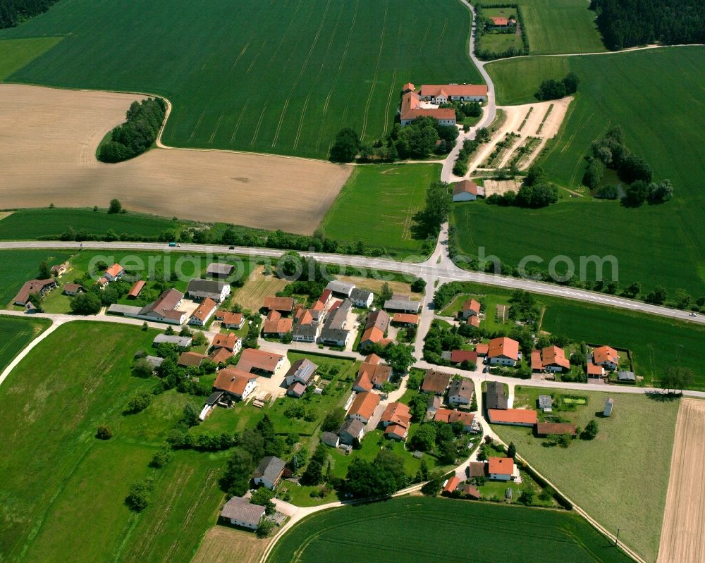 Aerial image Seemannshausen - Agricultural land and field boundaries surround the settlement area of the village in Seemannshausen in the state Bavaria, Germany