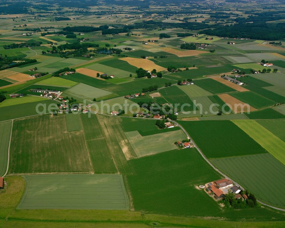 Seiderau from the bird's eye view: Agricultural land and field boundaries surround the settlement area of the village in Seiderau in the state Bavaria, Germany