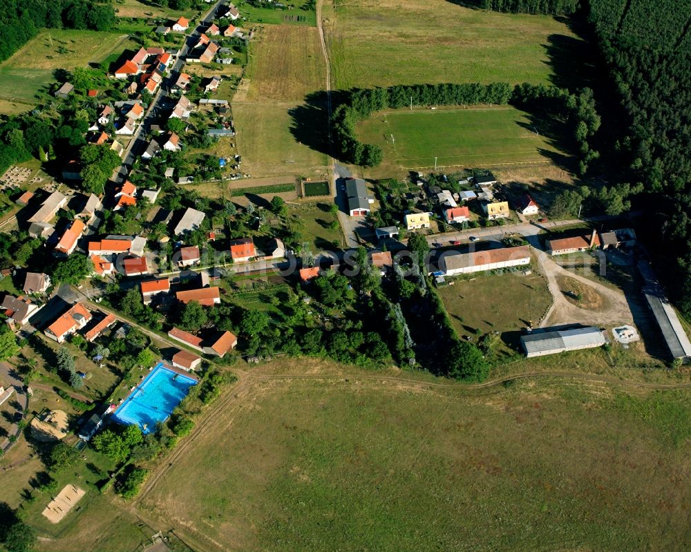 Aerial photograph Serno - Agricultural land and field boundaries surround the settlement area of the village in Serno in the state Saxony-Anhalt, Germany