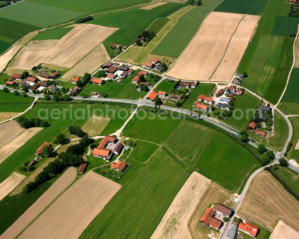 Siebengadern from the bird's eye view: Agricultural land and field boundaries surround the settlement area of the village in Siebengadern in the state Bavaria, Germany