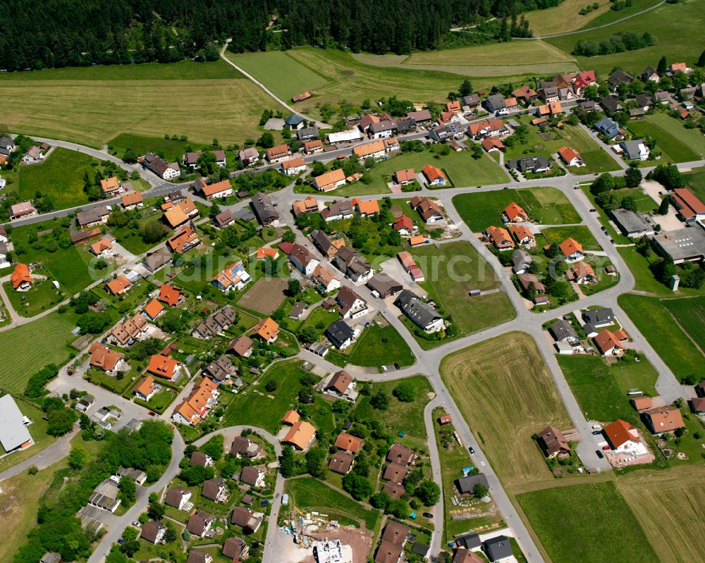 Simmersfeld from the bird's eye view: Agricultural land and field boundaries surround the settlement area of the village in Simmersfeld in the state Baden-Wuerttemberg, Germany