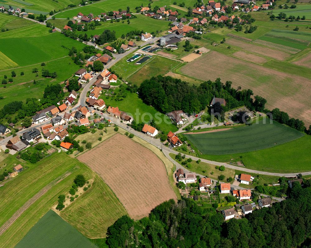 Aerial photograph Sommenhardt - Agricultural land and field boundaries surround the settlement area of the village in Sommenhardt in the state Baden-Wuerttemberg, Germany