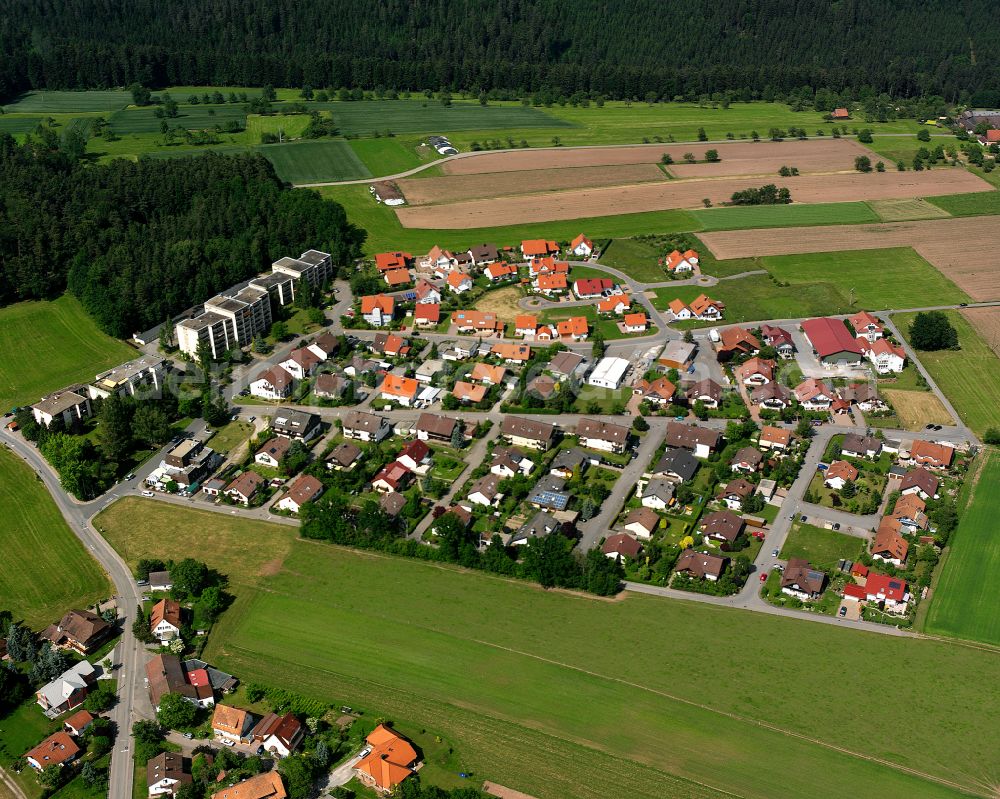 Sommenhardt from the bird's eye view: Agricultural land and field boundaries surround the settlement area of the village in Sommenhardt in the state Baden-Wuerttemberg, Germany