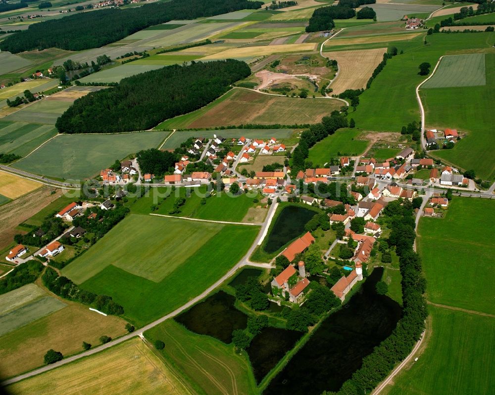 Aerial photograph Sommersdorf - Agricultural land and field boundaries surround the settlement area of the village in Sommersdorf in the state Bavaria, Germany