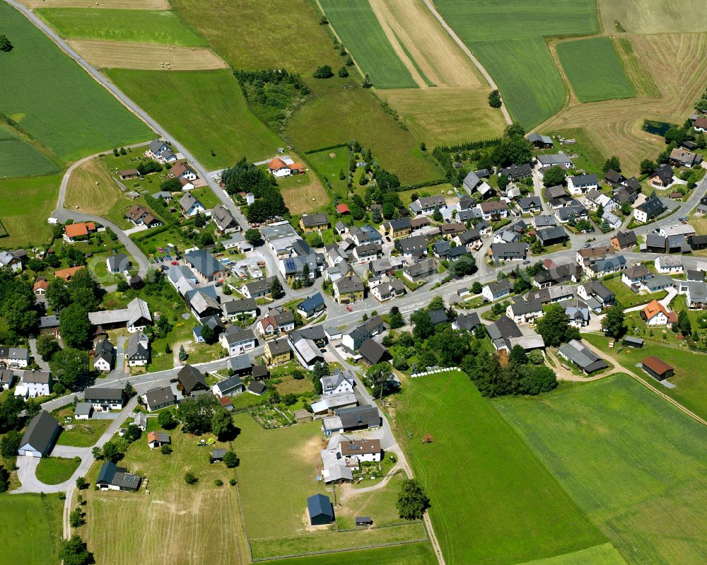 Aerial photograph Steinbach - Agricultural land and field boundaries surround the settlement area of the village in Steinbach in the state Bavaria, Germany