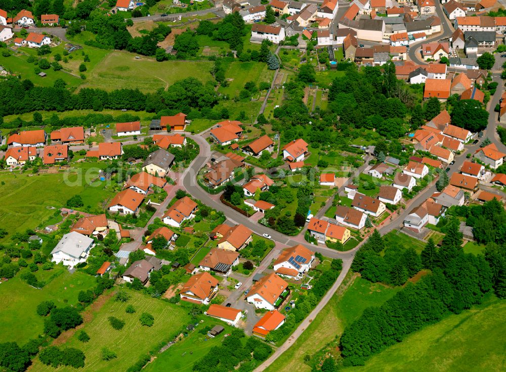 Aerial photograph Steinbach am Donnersberg - Agricultural land and field boundaries surround the settlement area of the village in Steinbach am Donnersberg in the state Rhineland-Palatinate, Germany