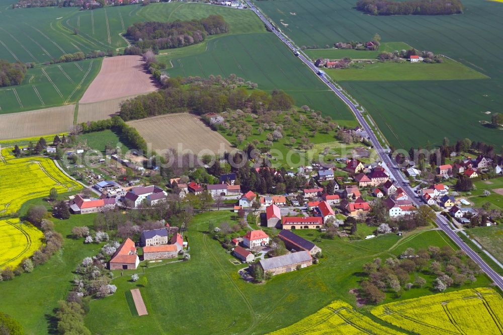 Aerial photograph Steindörfel - Agricultural land and field boundaries surround the settlement area of the village on B6 in Steindoerfel in the state Saxony, Germany