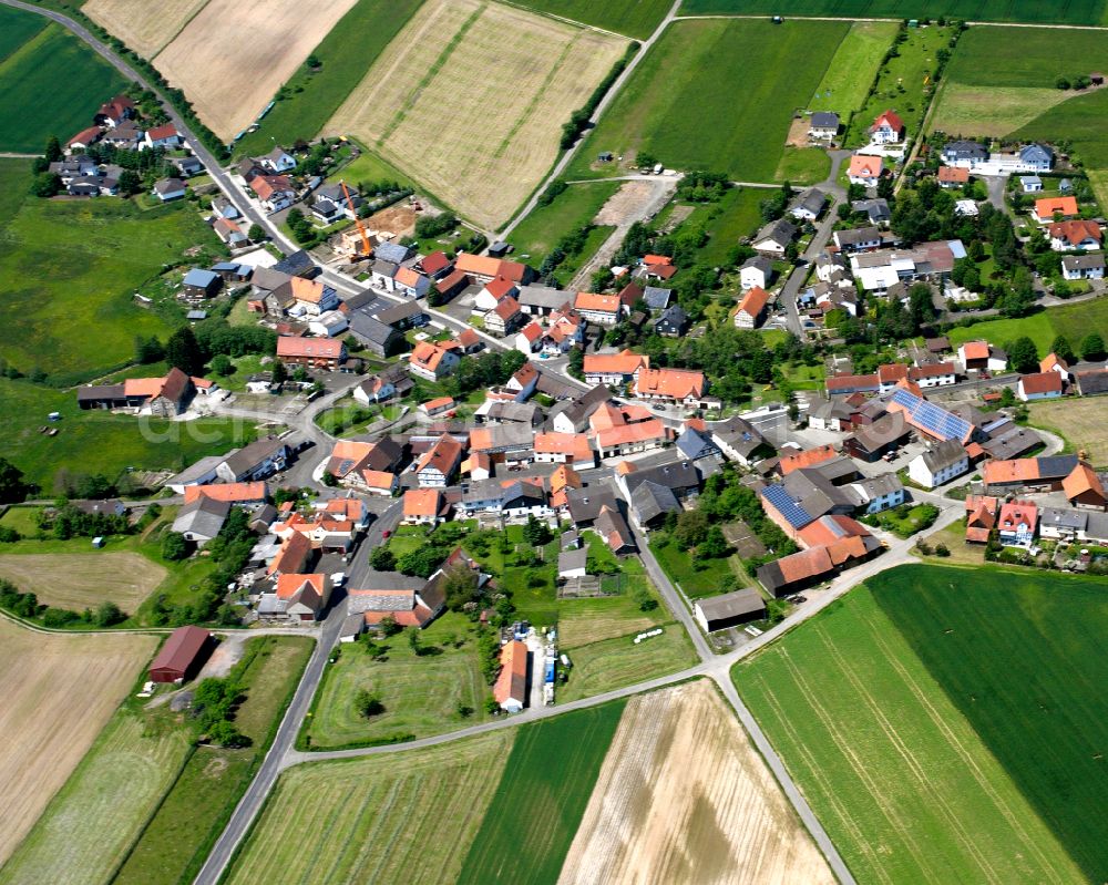 Aerial photograph Strebendorf - Agricultural land and field boundaries surround the settlement area of the village in Strebendorf in the state Hesse, Germany