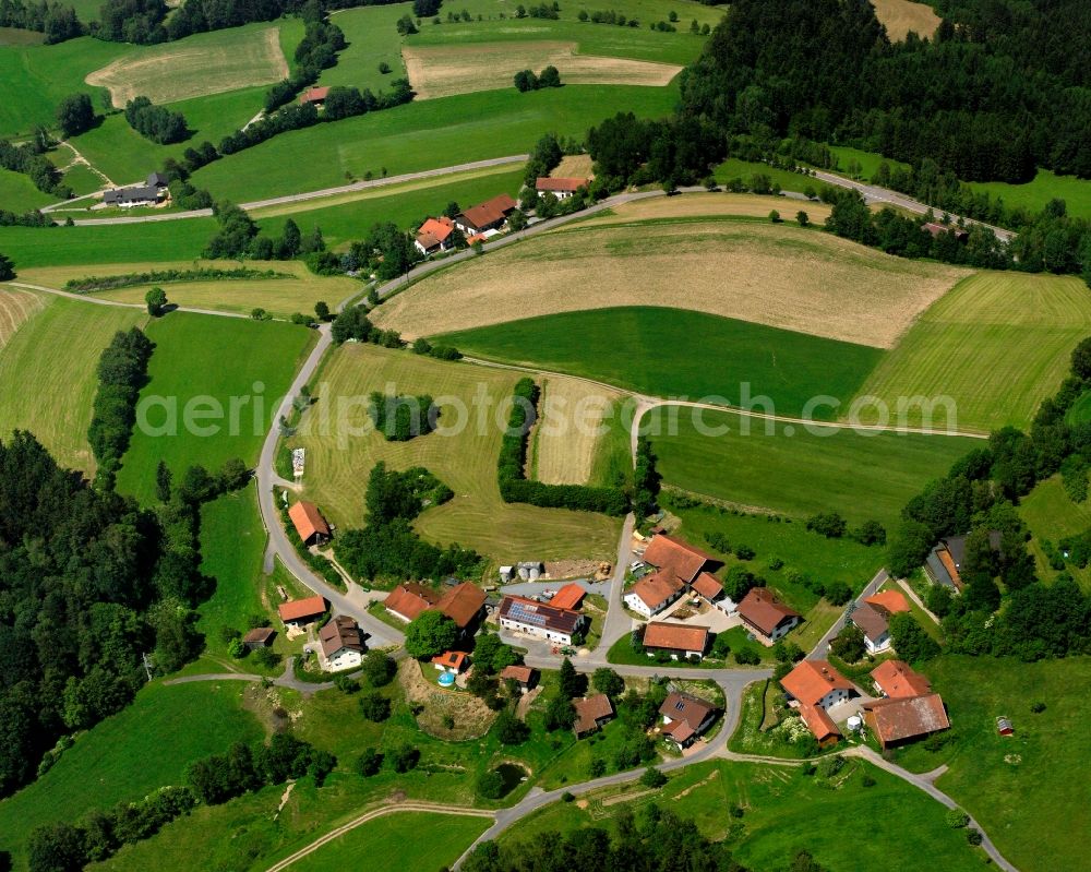 Aerial photograph Streitberg - Agricultural land and field boundaries surround the settlement area of the village in Streitberg in the state Bavaria, Germany