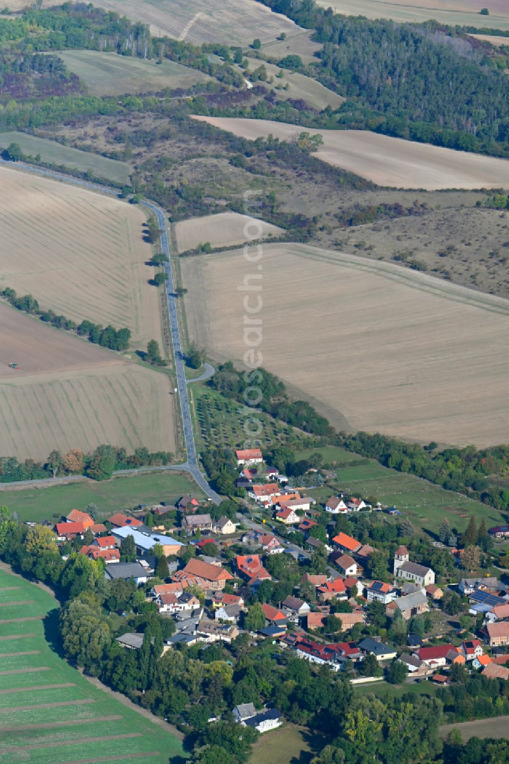 Stötterlingen from the bird's eye view: Agricultural land and field boundaries surround the settlement area of the village in Stoetterlingen in the state Saxony-Anhalt, Germany