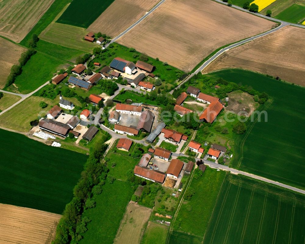 Aerial photograph Tabeckendorf - Agricultural land and field boundaries surround the settlement area of the village in Tabeckendorf in the state Bavaria, Germany