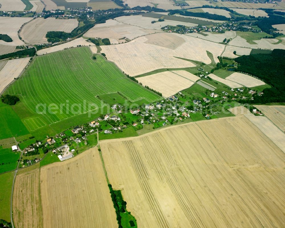 Aerial photograph Tanneberg - Agricultural land and field boundaries surround the settlement area of the village in Tanneberg in the state Saxony, Germany