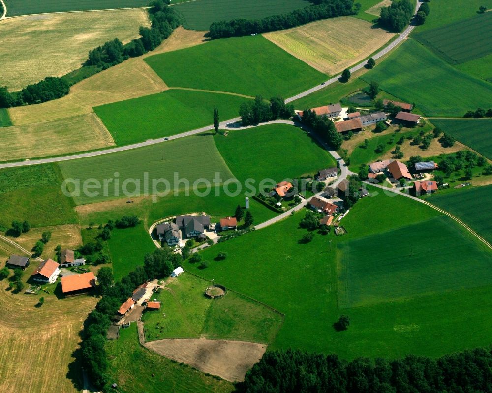 Aerial photograph Taußersdorf - Agricultural land and field boundaries surround the settlement area of the village in Taußersdorf in the state Bavaria, Germany