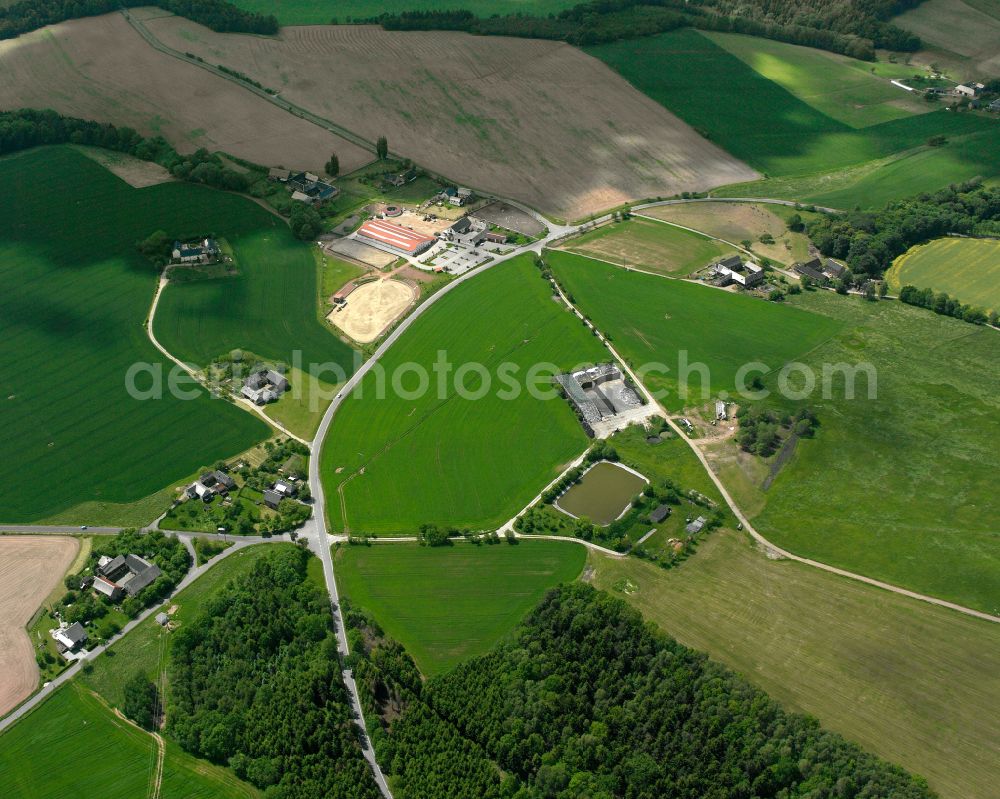 Teichwolframsdorf from the bird's eye view: Agricultural land and field boundaries surround the settlement area of the village in Teichwolframsdorf in the state Thuringia, Germany