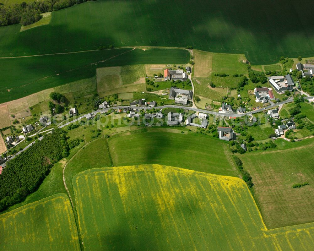 Teichwolframsdorf from the bird's eye view: Agricultural land and field boundaries surround the settlement area of the village in Teichwolframsdorf in the state Thuringia, Germany