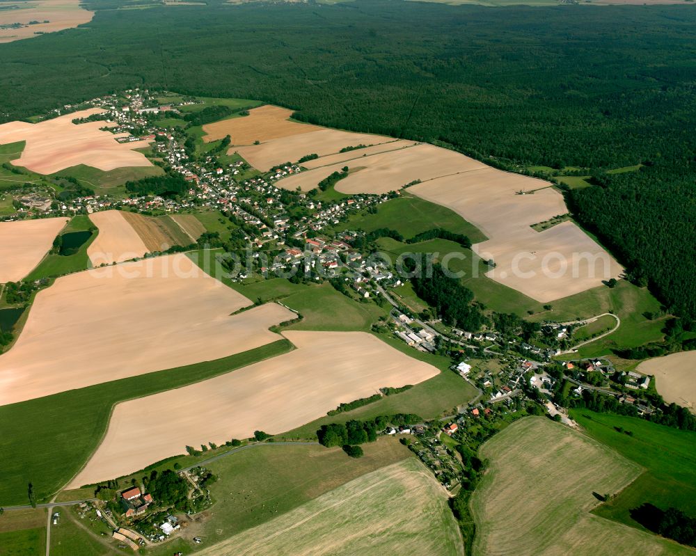 Teichwolframsdorf from the bird's eye view: Agricultural land and field boundaries surround the settlement area of the village in Teichwolframsdorf in the state Thuringia, Germany