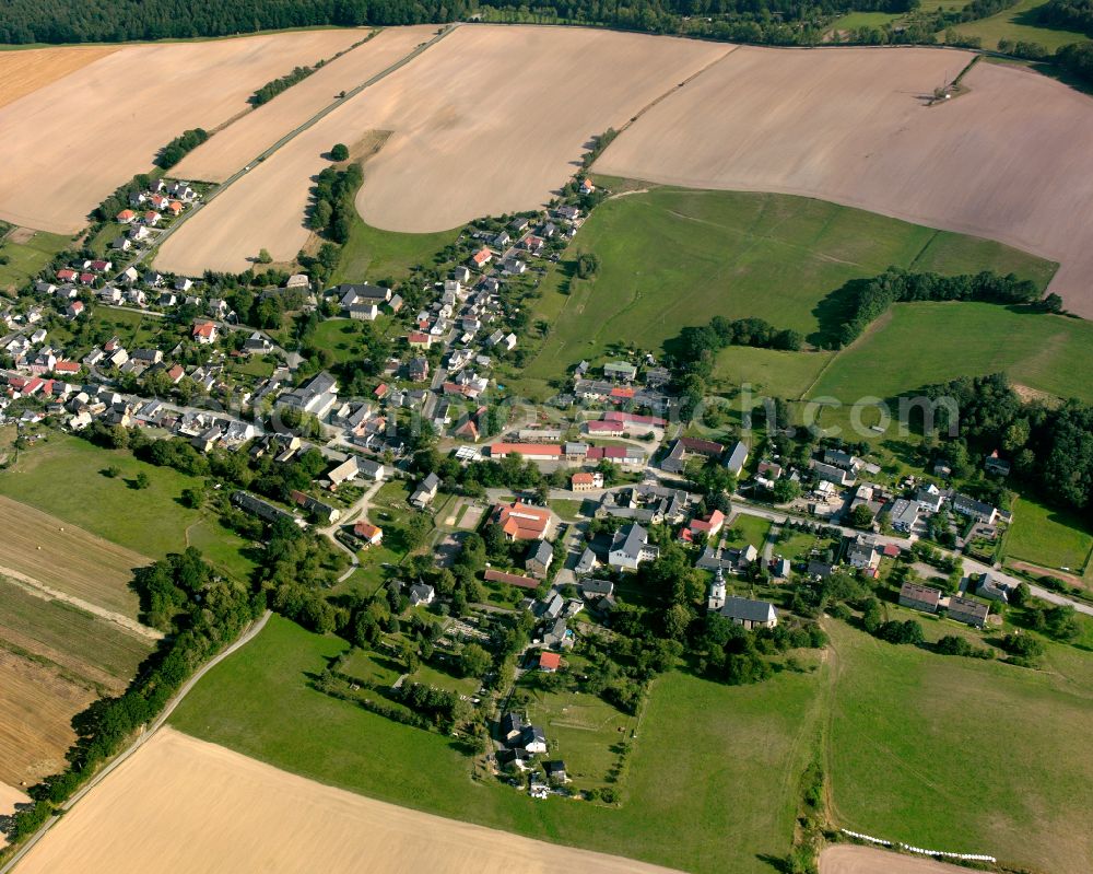 Aerial photograph Teichwolframsdorf - Agricultural land and field boundaries surround the settlement area of the village in Teichwolframsdorf in the state Thuringia, Germany