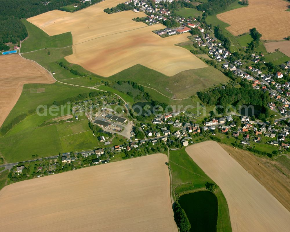 Aerial image Teichwolframsdorf - Agricultural land and field boundaries surround the settlement area of the village in Teichwolframsdorf in the state Thuringia, Germany