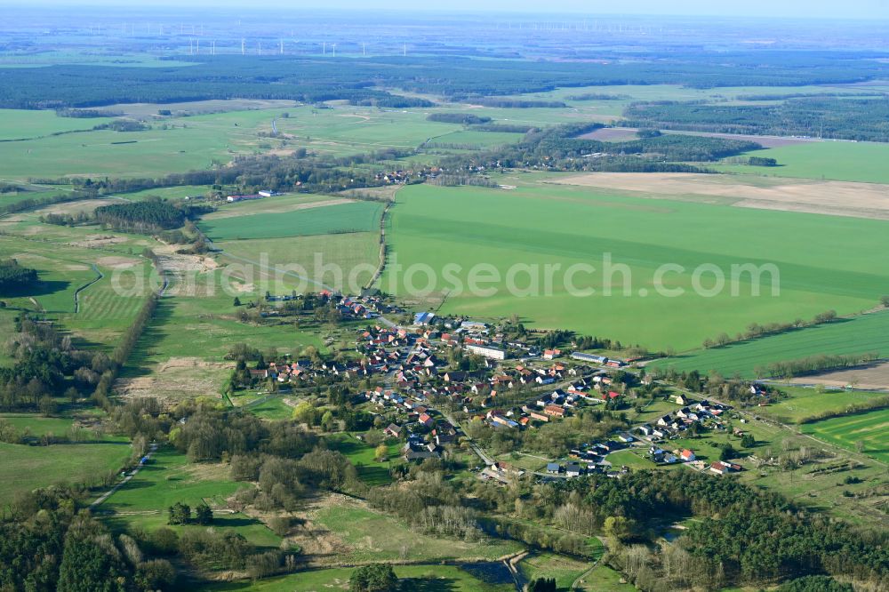 Aerial photograph Temnitzquell - Agricultural land and field boundaries surround the settlement area of the village in Temnitzquell in the state Brandenburg, Germany