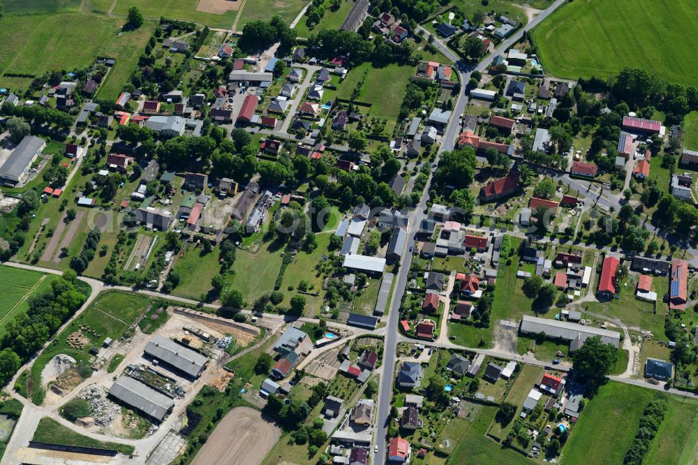 Aerial photograph Tempelfelde - Agricultural land and field boundaries surround the settlement area of the village in Tempelfelde in the state Brandenburg, Germany