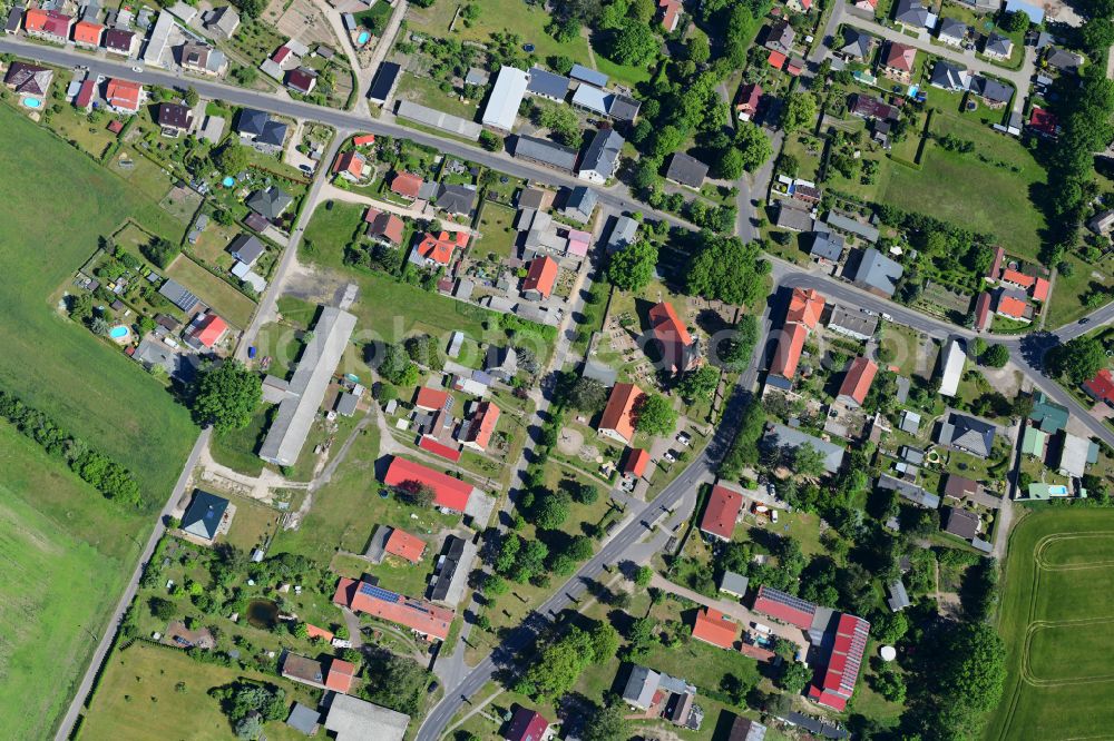 Tempelfelde from the bird's eye view: Agricultural land and field boundaries surround the settlement area of the village in Tempelfelde in the state Brandenburg, Germany