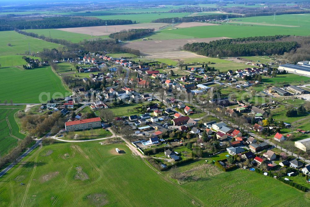 Aerial photograph Tempelfelde - Agricultural land and field boundaries surround the settlement area of the village in Tempelfelde in the state Brandenburg, Germany