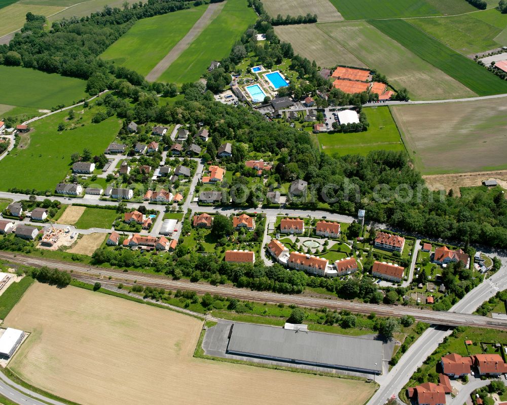 Aerial photograph Töging am Inn - Agricultural land and field boundaries surround the settlement area of the village in Töging am Inn in the state Bavaria, Germany