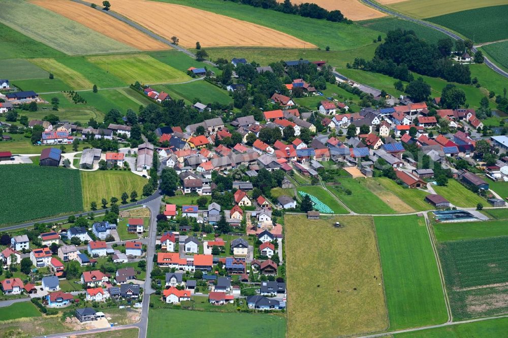 Aerial photograph Thansüß - Agricultural land and field boundaries surround the settlement area of the village in Thansuess in the state Bavaria, Germany